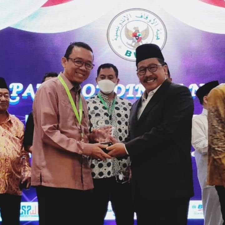 Perwakilan BWI Provinsi Sumbar Terima Penghargaan Nasional