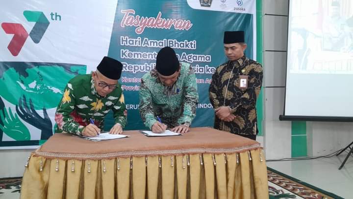 Penandatanganan MoU Perwakilan BWI Provinsi Sumatera Barat dengan Kanwil Kemenag Provinsi Sumatera Barat