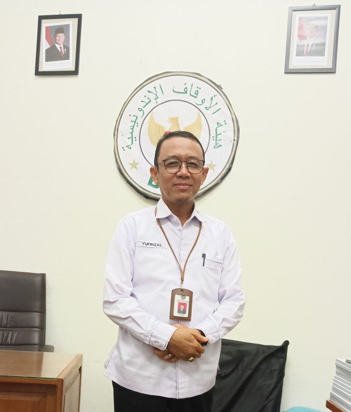 PADANG - Badan Wakaf Indonesia (BWI) Perwakilan Sumatera Barat mengambil terobosan baru dalam pengembangan wakaf produktif dengan menghadirkan Wakaf Mart dan UMKM Centre di kompleks Masjid Raya Syekh Ahmad Khatib Al Minangkabawi. Inisiatif ini diharapkan dapat menjadi model pengembangan wakaf produktif yang inovatif di Sumatera Barat. Sekretaris BWI Sumbar, H. Yufrizal, S.Ag, M.H.I menjelaskan bahwa fasilitas ini akan menjadi pusat layanan wakaf terpadu pertama di Sumatera Barat. 